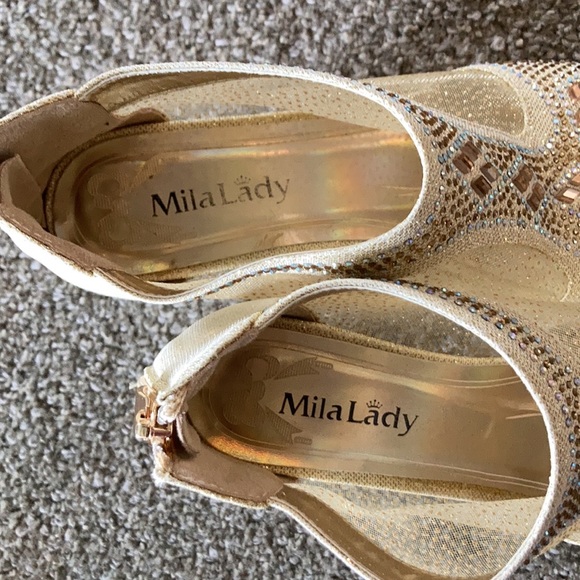 Women’s Gold Heel Shoe - Picture 7 of 12